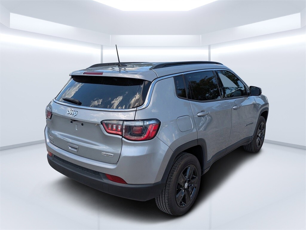 2022 Jeep Compass Latitude photo 2
