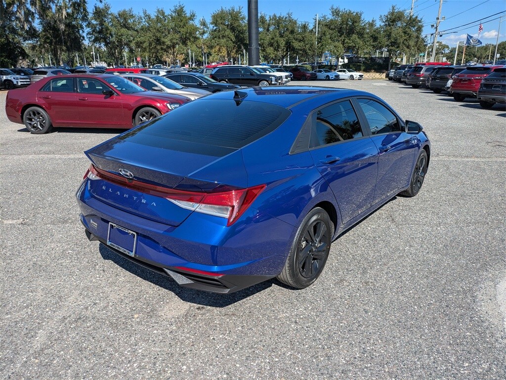 2023 Hyundai Elantra SEL photo 2