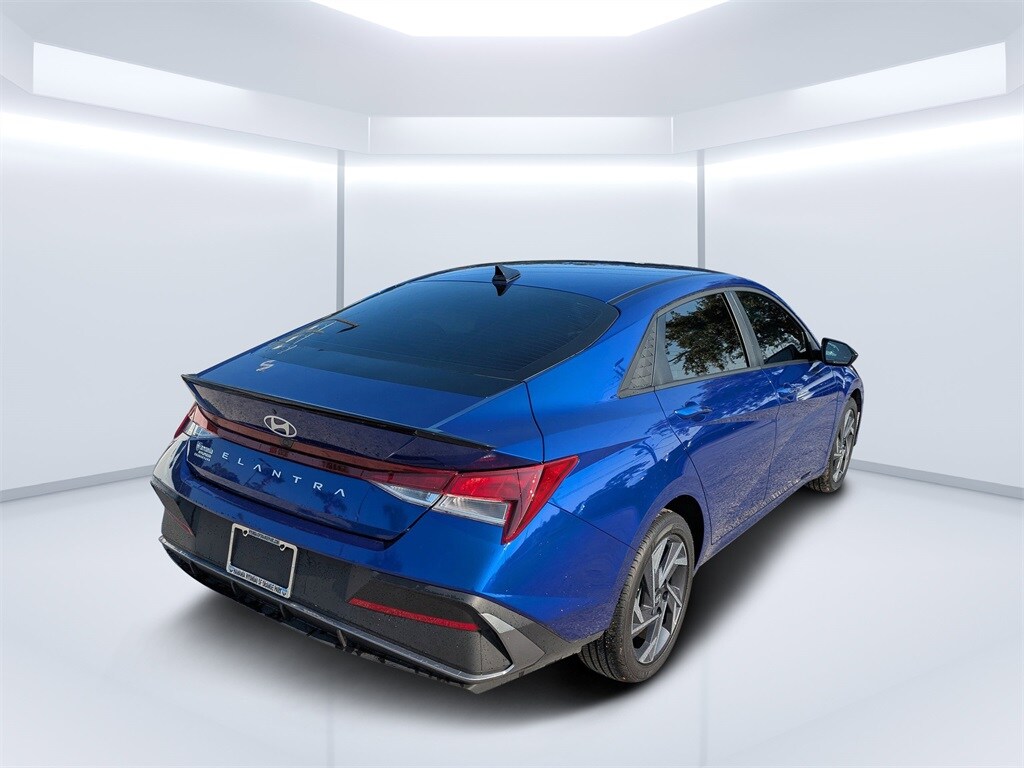 2025 Hyundai Elantra SEL Sport photo 3