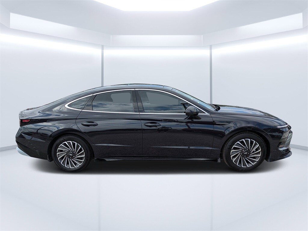2024 Hyundai Sonata Hybrid Limited photo 2