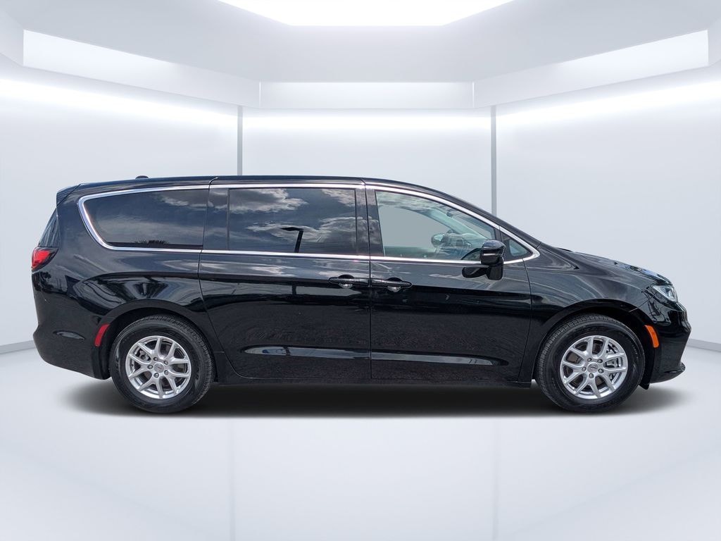 Used 2024 Chrysler Pacifica Touring L Minivan/Van