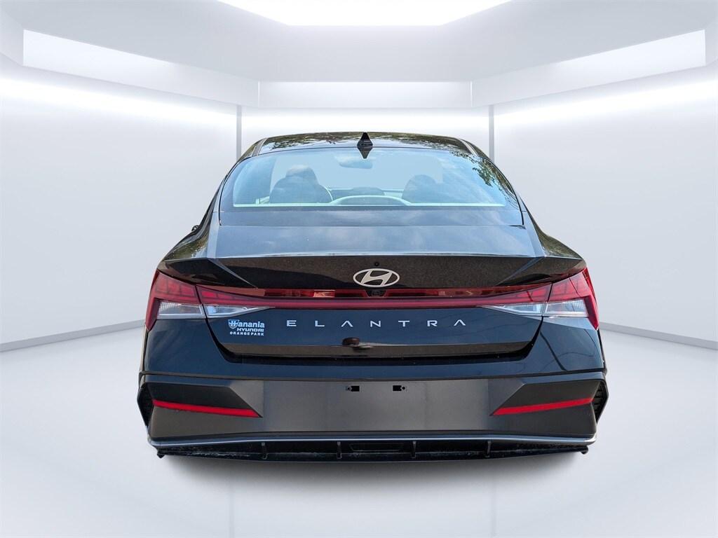 2024 Hyundai Elantra SEL Convenience photo 4