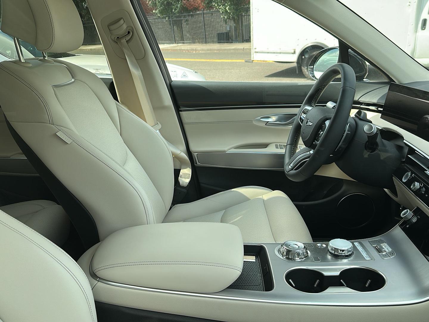 2026 Genesis GV70 2.5T Select photo 4