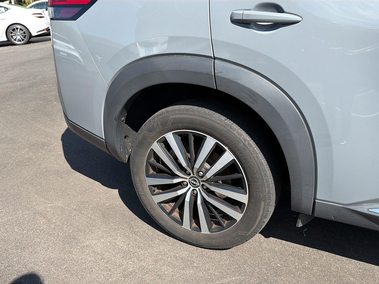 2023 Nissan Pathfinder Platinum photo 2