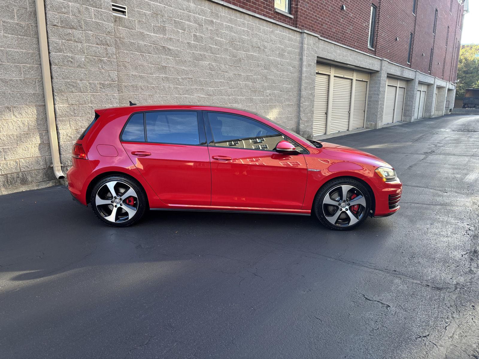 Used 2017 Volkswagen Golf GTI SE Hatchback