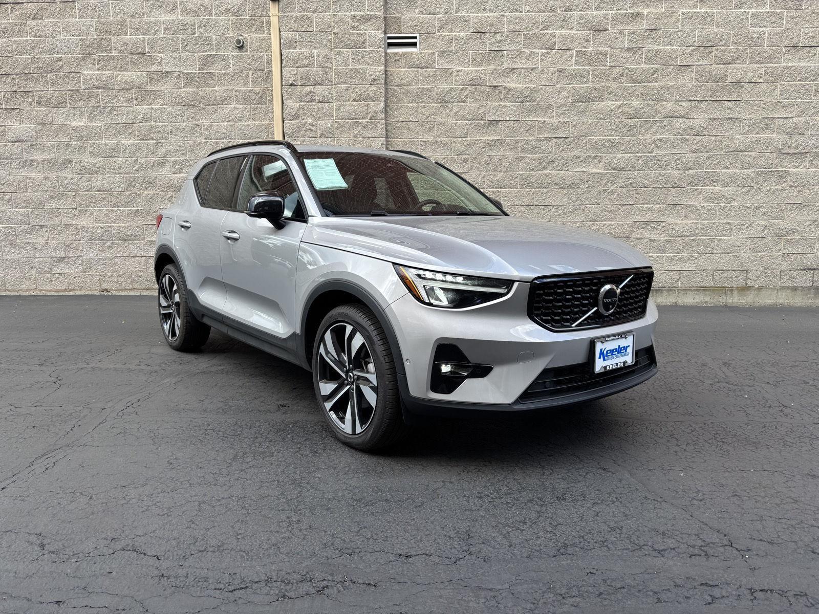 2023 Volvo XC40 B5 Plus Dark AWD's photo