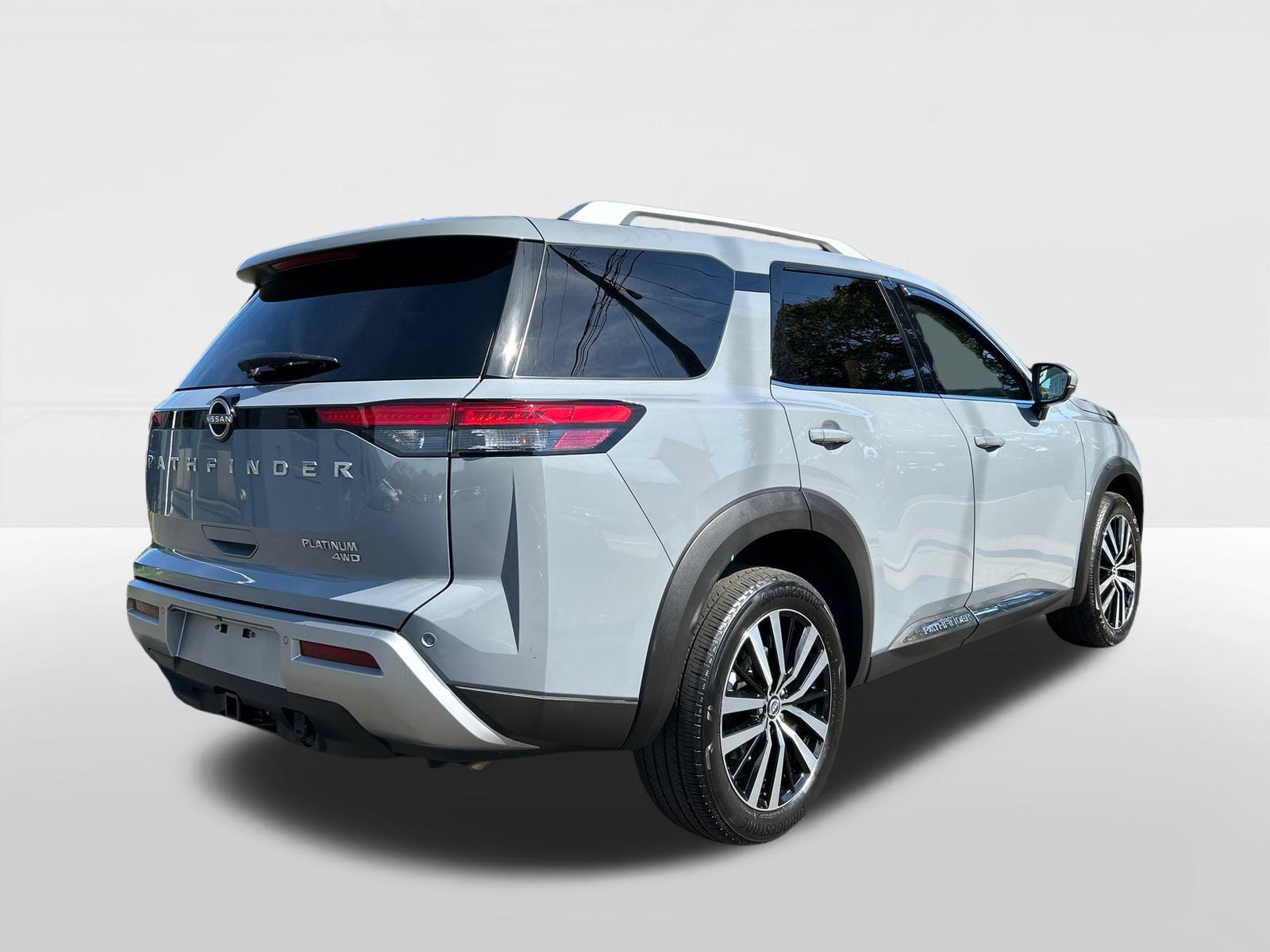 2023 Nissan Pathfinder Platinum photo 2