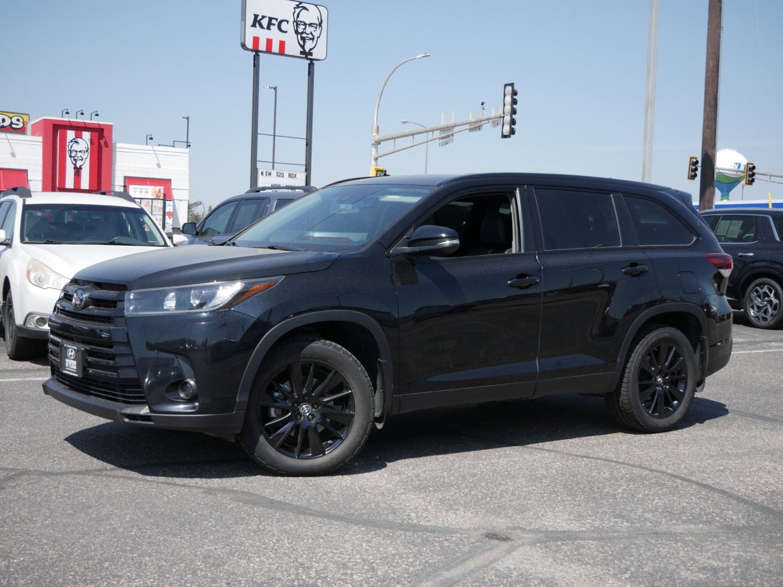 Used 2019 Toyota Highlander SE with VIN 5TDJZRFH6KS992138 for sale in Waite Park, Minnesota