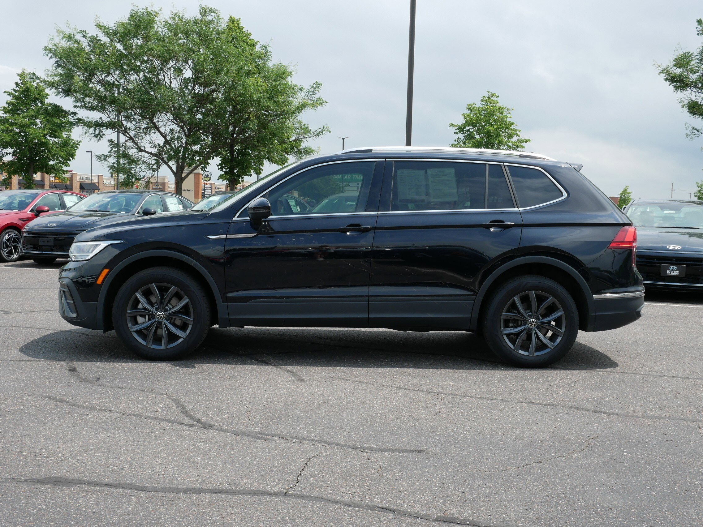 Used 2024 Volkswagen Tiguan SE with VIN 3VV2B7AX5RM002295 for sale in Waite Park, Minnesota