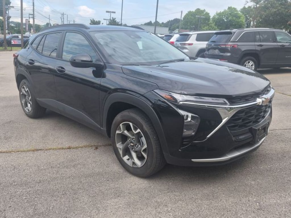 Used 2025 Chevrolet Trax LT SUV