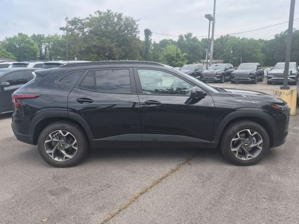Used 2025 Chevrolet Trax LT SUV