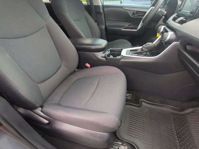 2021 Toyota RAV4 LE - Photo 20