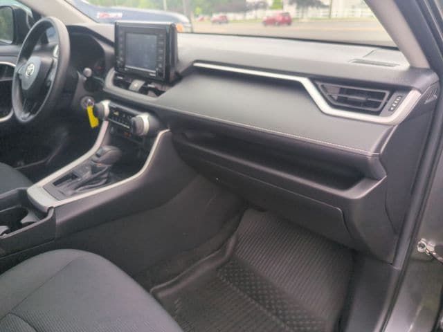 2021 Toyota RAV4 LE - Photo 21