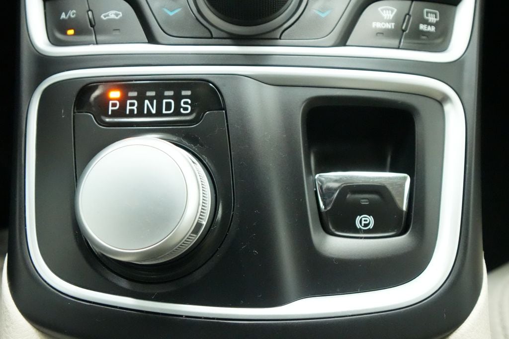 2015 Chrysler 200 C - Photo 33