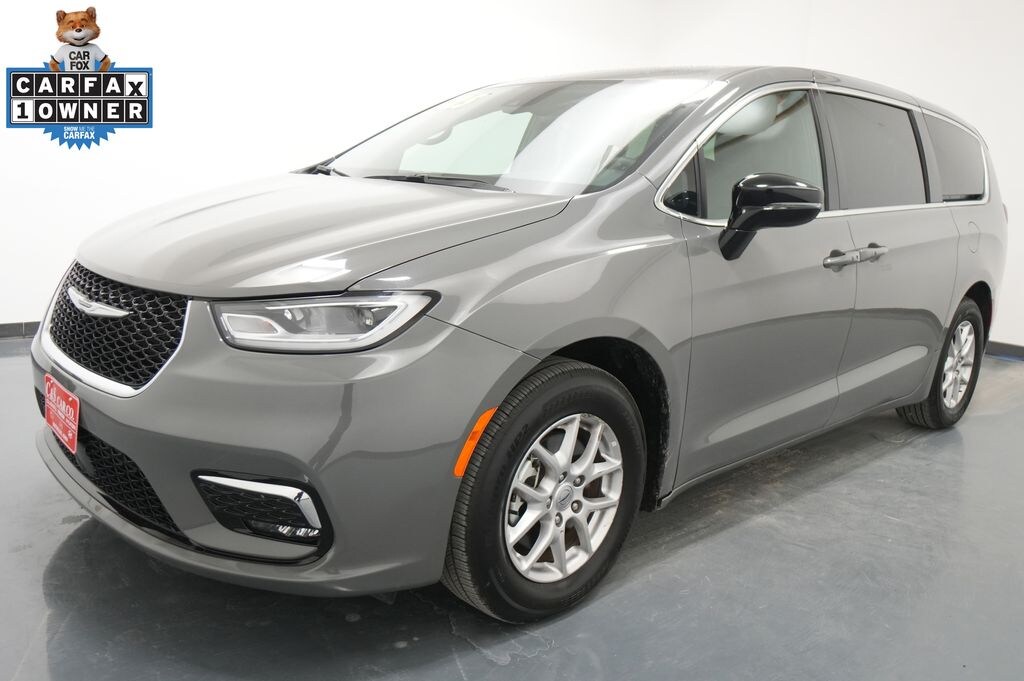Used 2025 Chrysler Pacifica Select Van Passenger Van