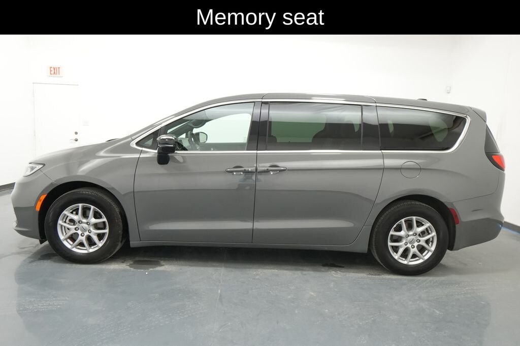 Used 2025 Chrysler Pacifica Select Van Passenger Van
