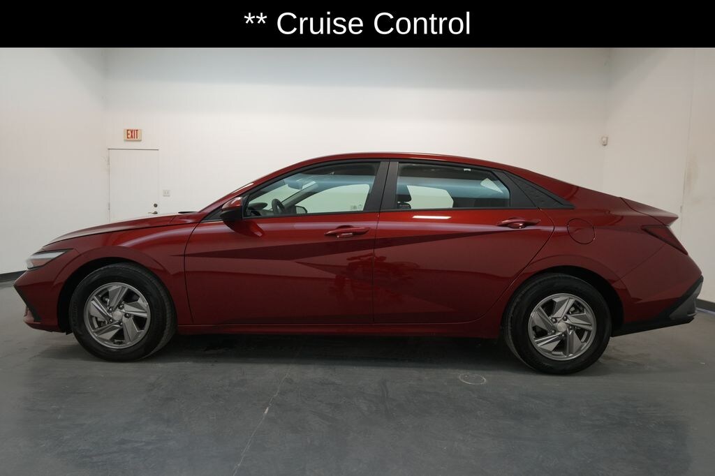 Used 2025 Hyundai Elantra SE Sedan