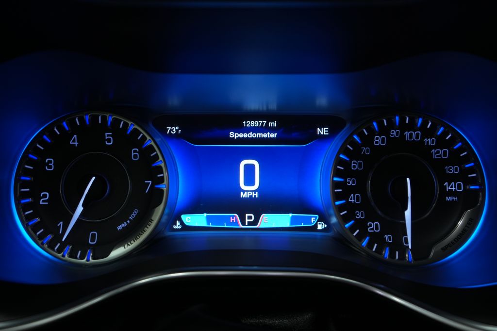 2015 Chrysler 200 C - Photo 40