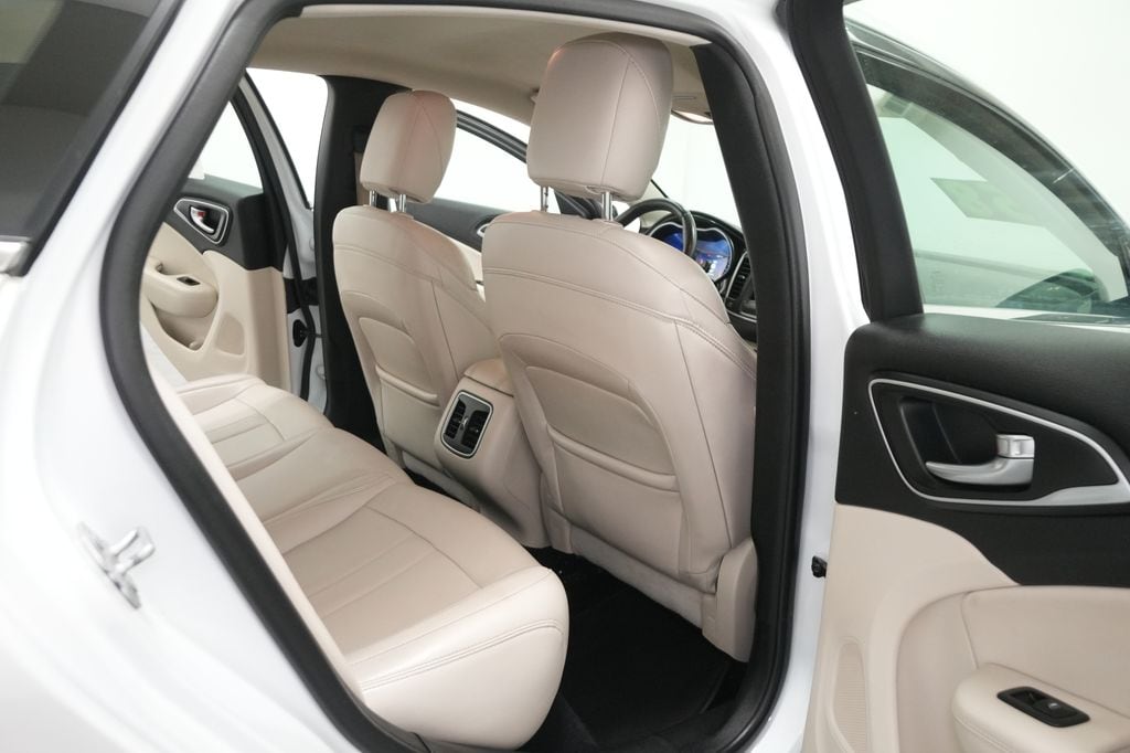 2015 Chrysler 200 C - Photo 27