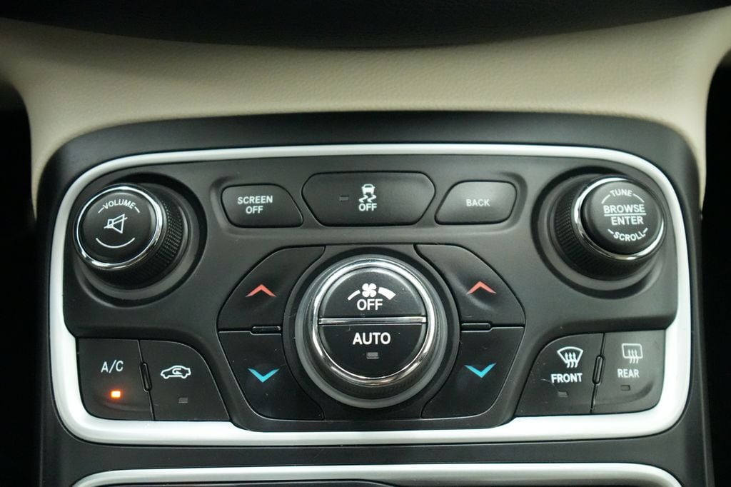 2015 Chrysler 200 C - Photo 34