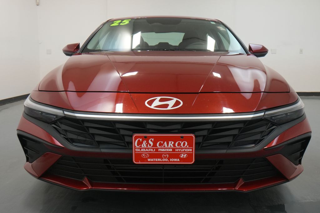 2025 Hyundai Elantra SE photo 2