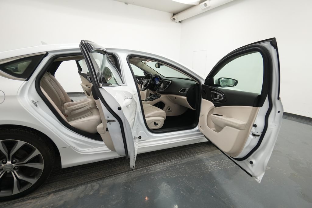2015 Chrysler 200 C - Photo 30