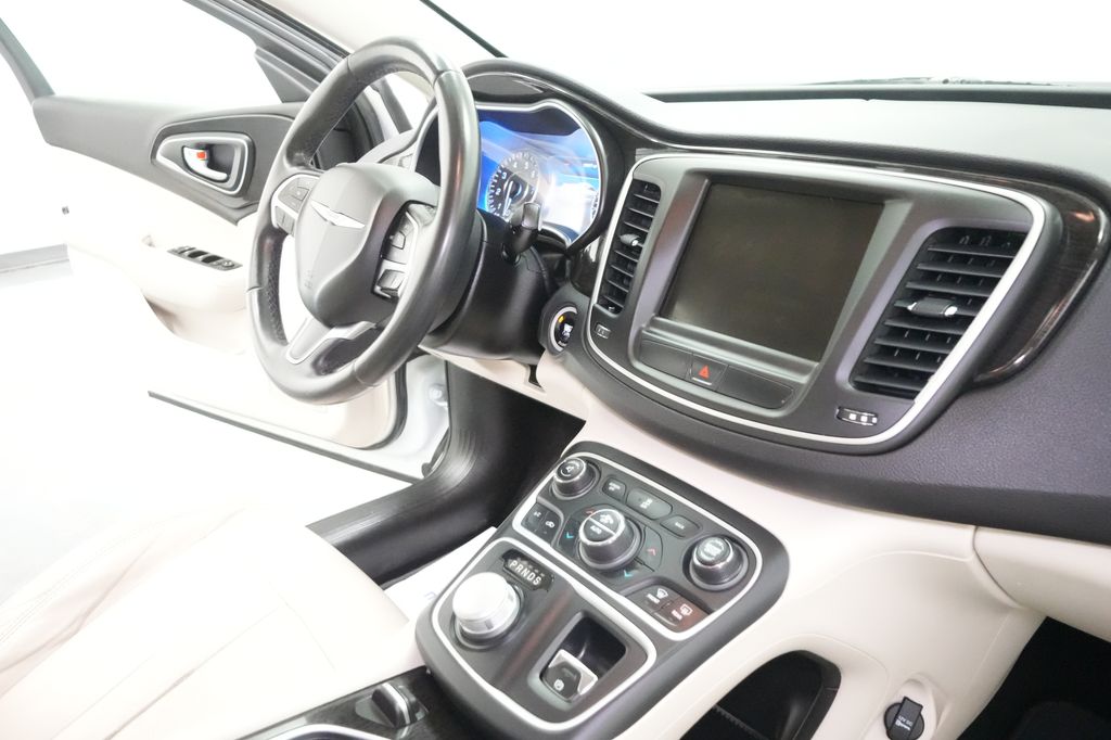 2015 Chrysler 200 C - Photo 28