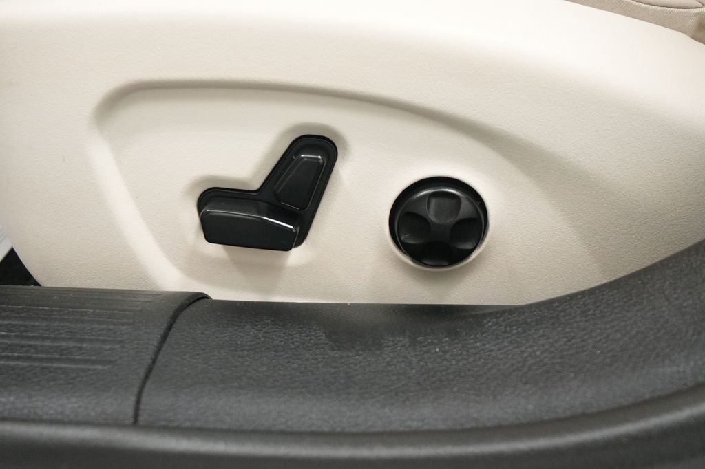 2015 Chrysler 200 C - Photo 17