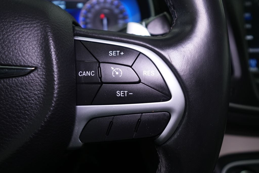 2015 Chrysler 200 C - Photo 37