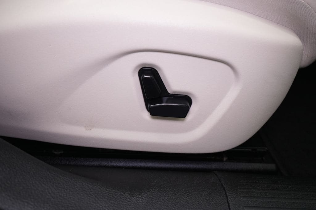 2015 Chrysler 200 C - Photo 29