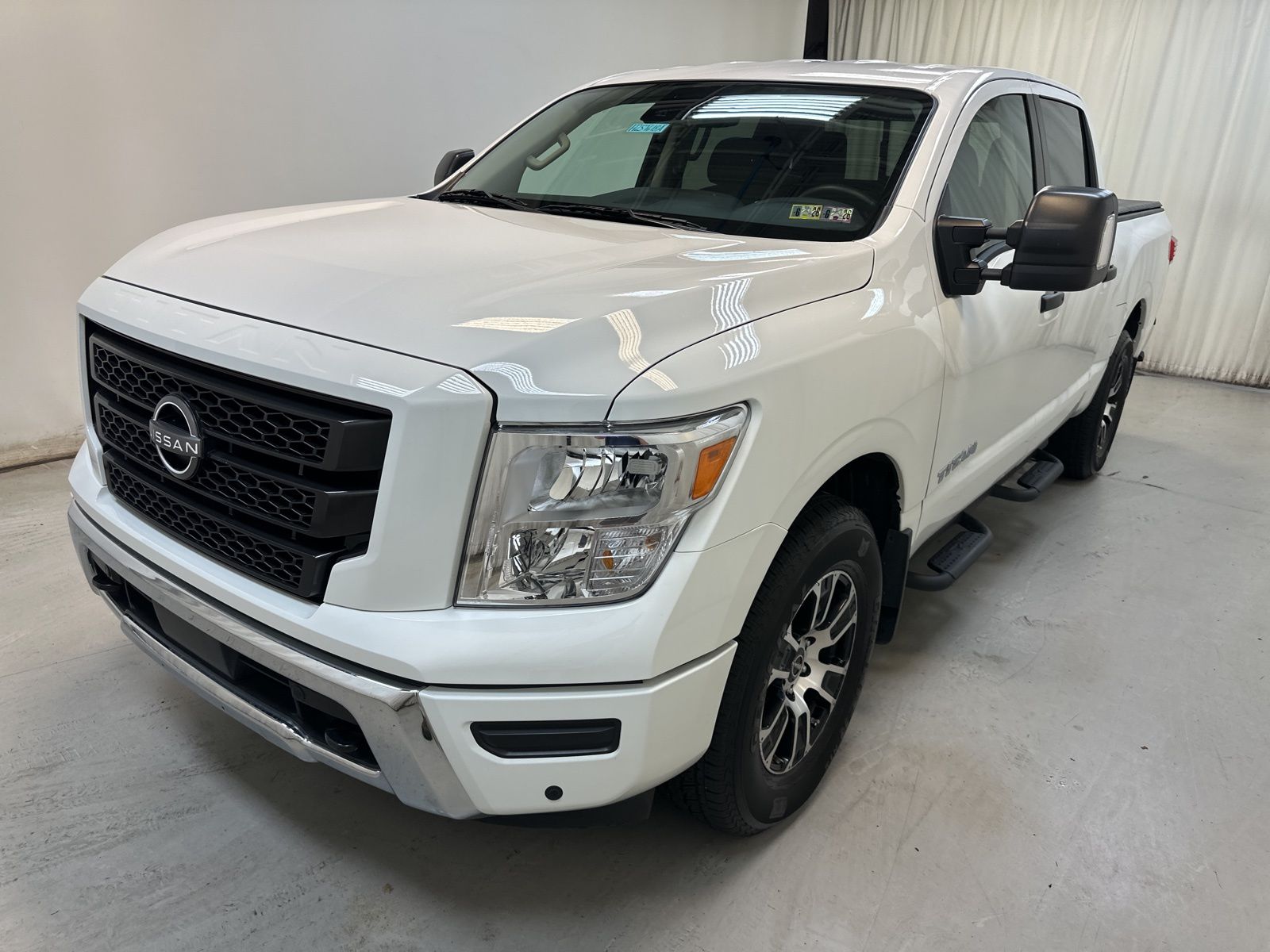 2023 Nissan Titan SV photo 3