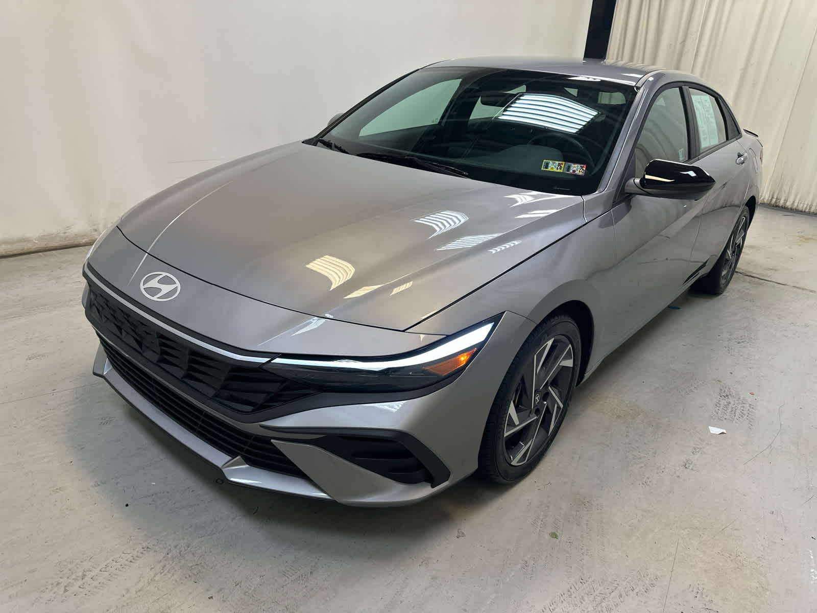 2025 Hyundai Elantra SEL Sport photo 3