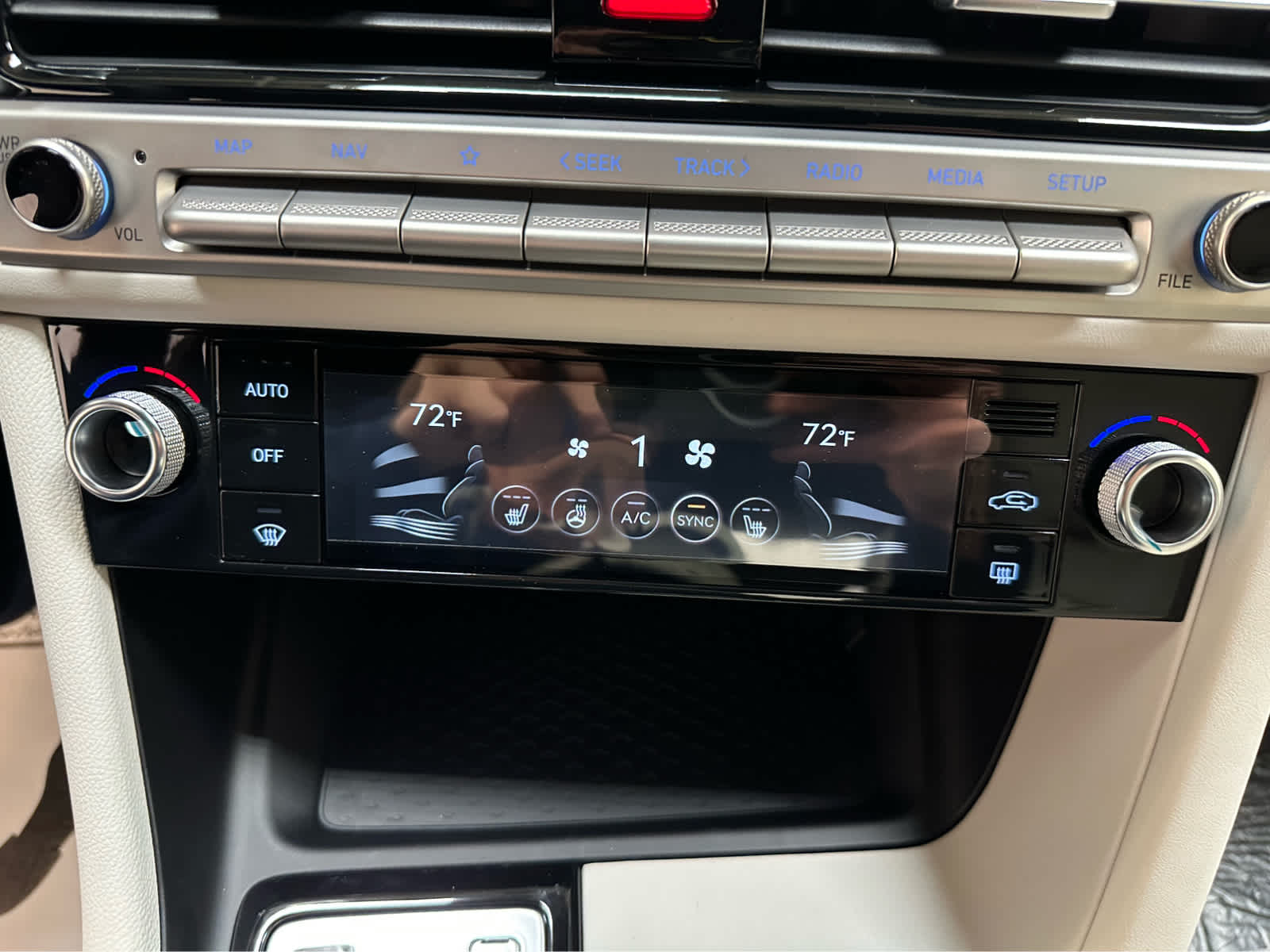 2025 GENESIS G70 Standard - Photo 18