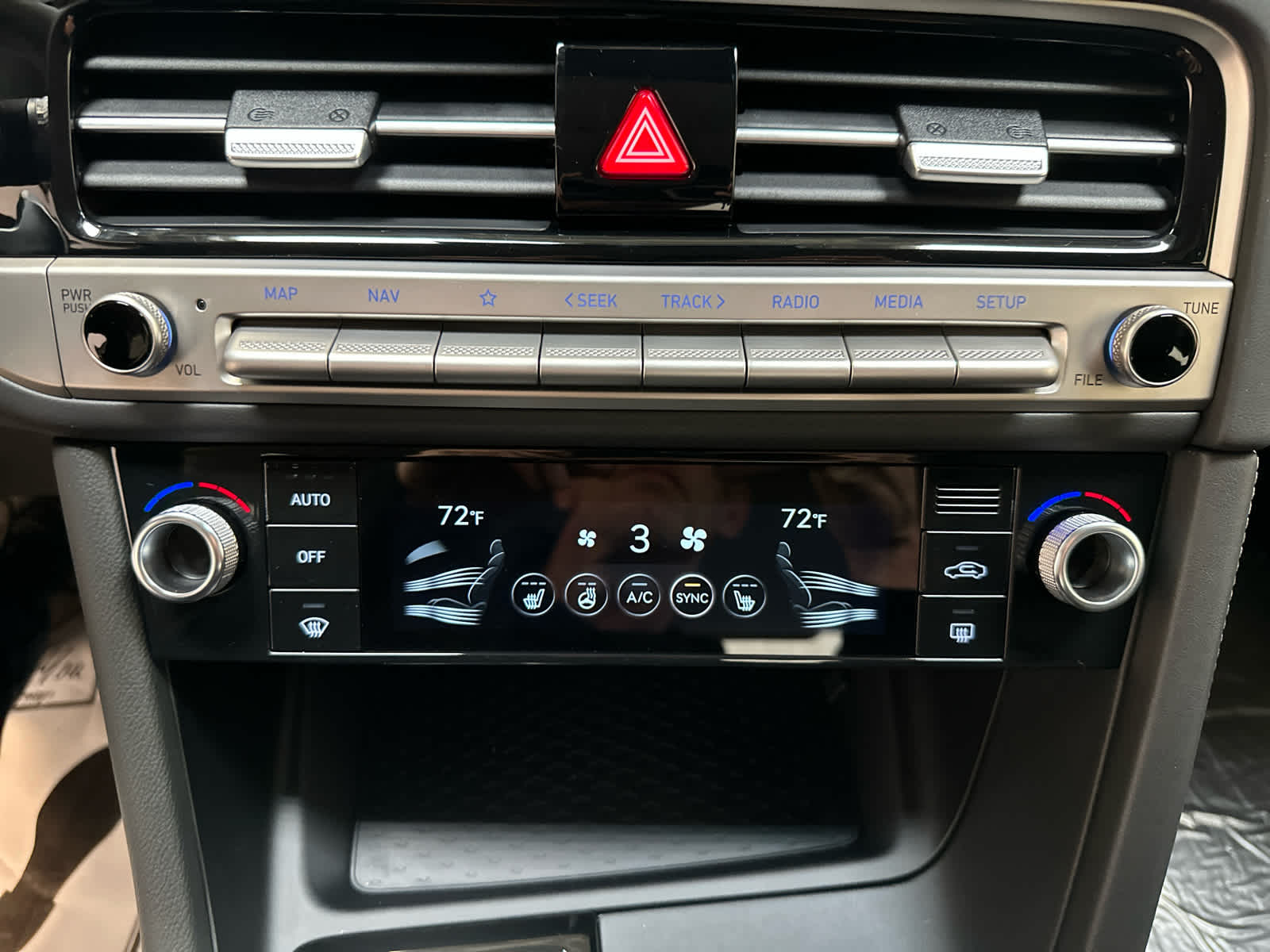 2025 GENESIS G70 Standard - Photo 18