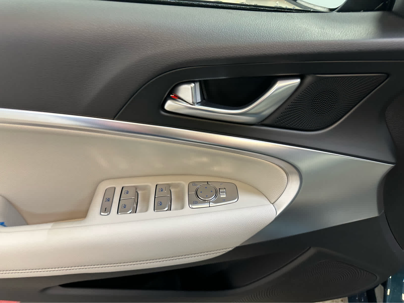 2025 GENESIS G70 Standard - Photo 11