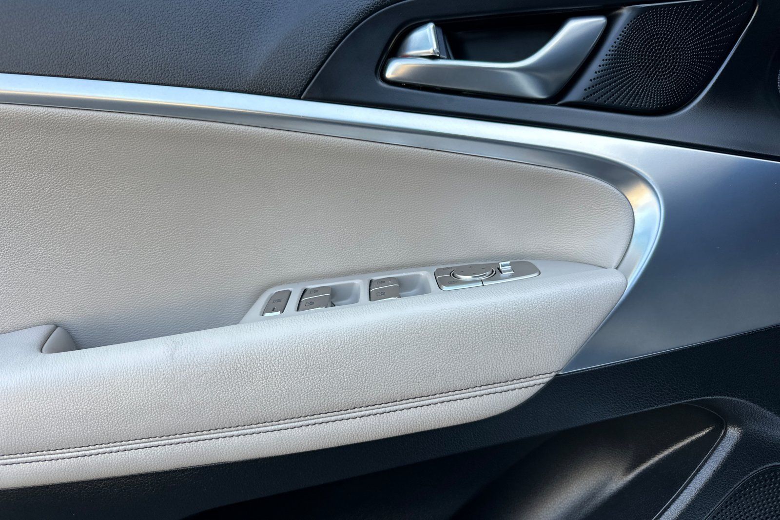 2022 GENESIS G70 Standard - Photo 13