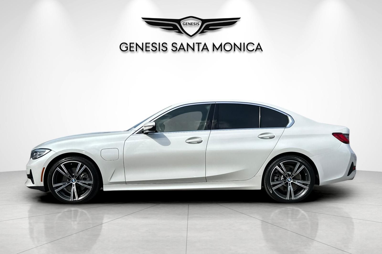 2021 BMW 3 Series 330e - Photo 8