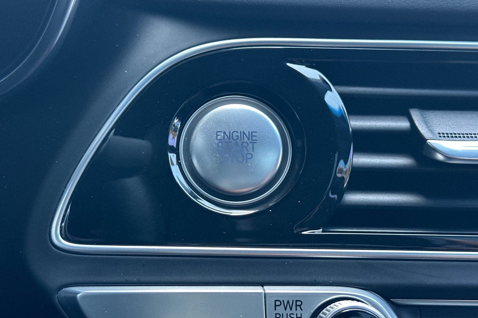 2023 GENESIS G70 Standard - Photo 28