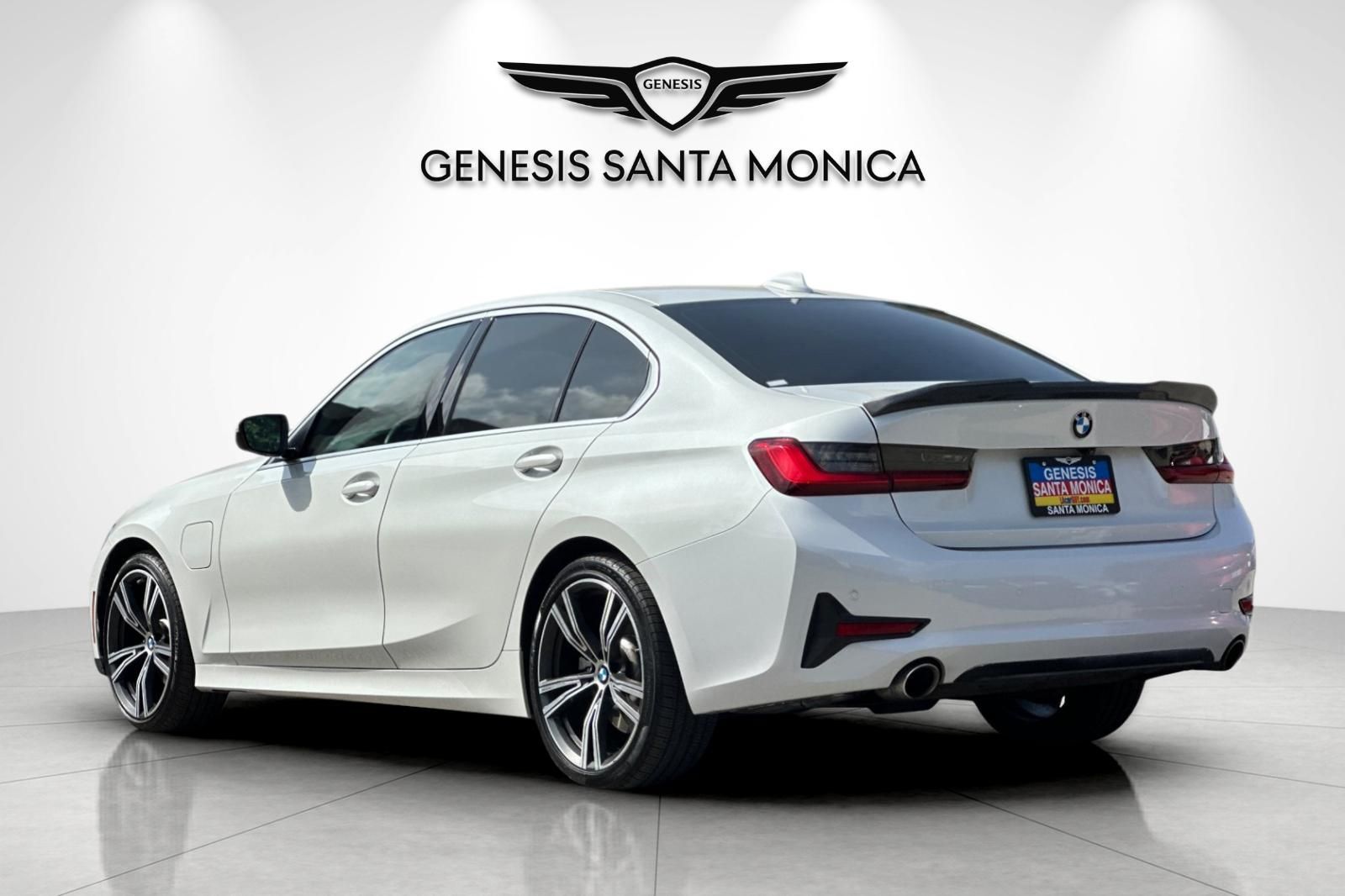 2021 BMW 3 Series 330e - Photo 6
