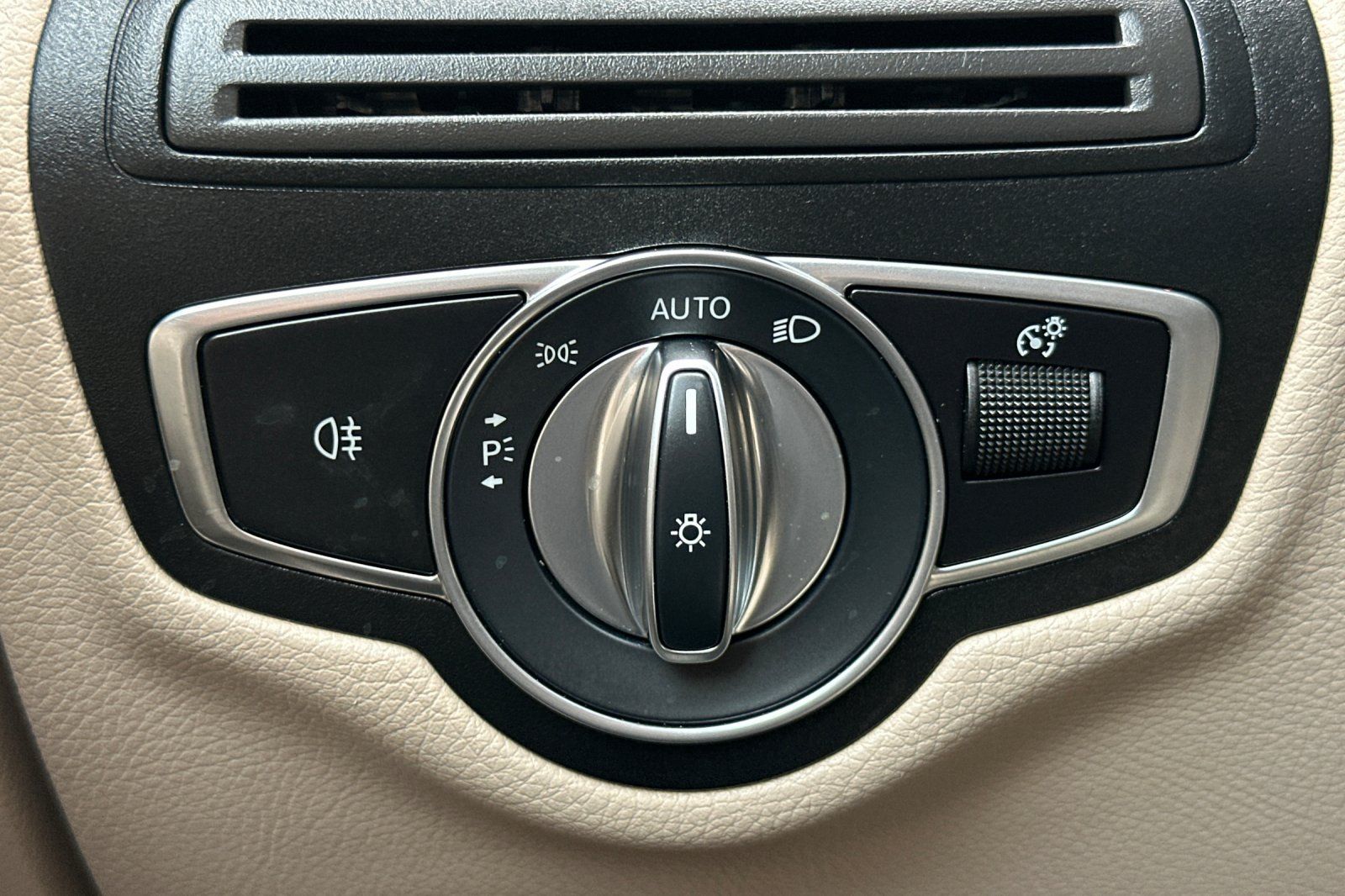 2021 Mercedes-Benz GLC GLC300 - Photo 34