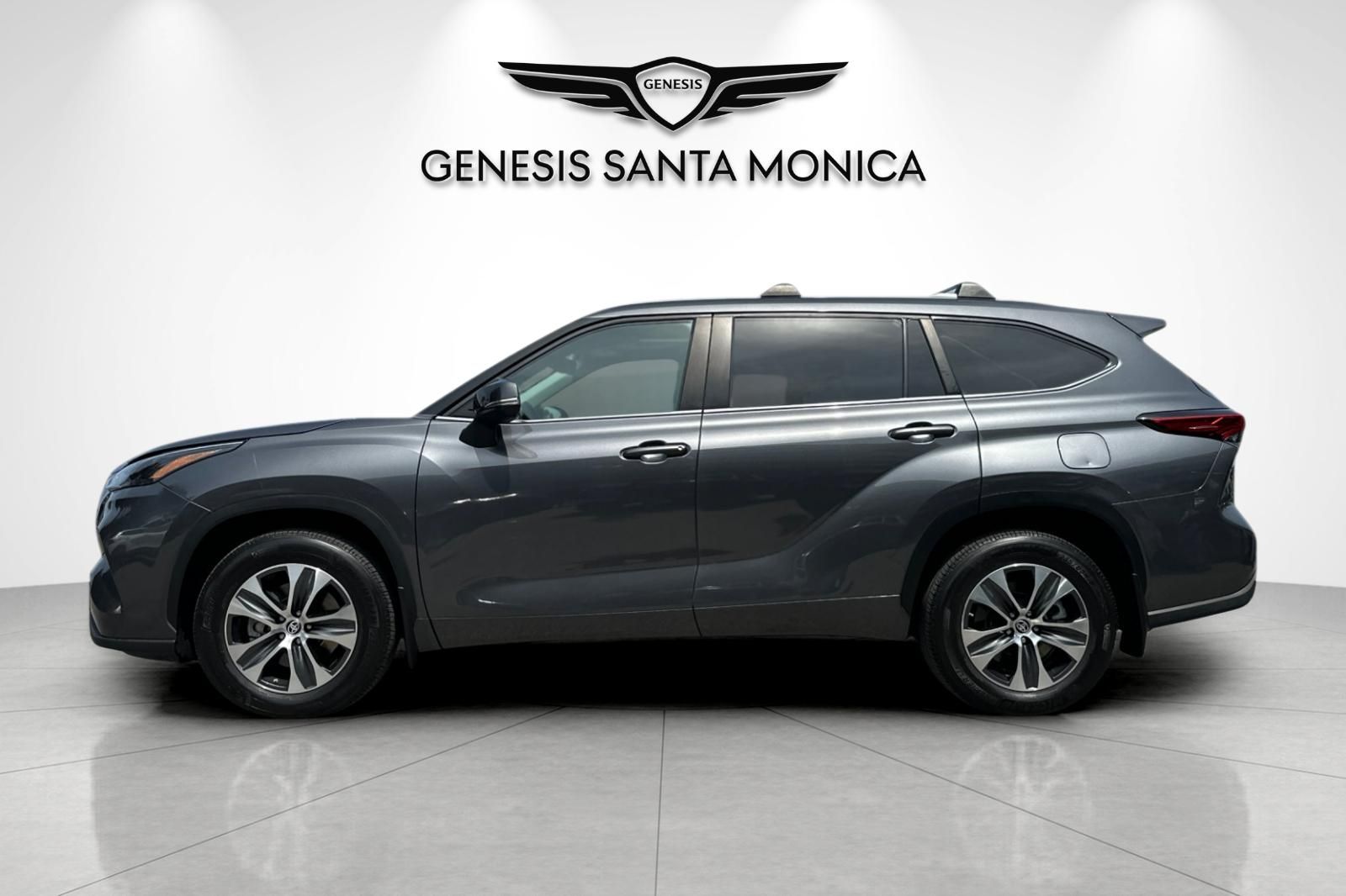 2023 Toyota Highlander XLE photo 3