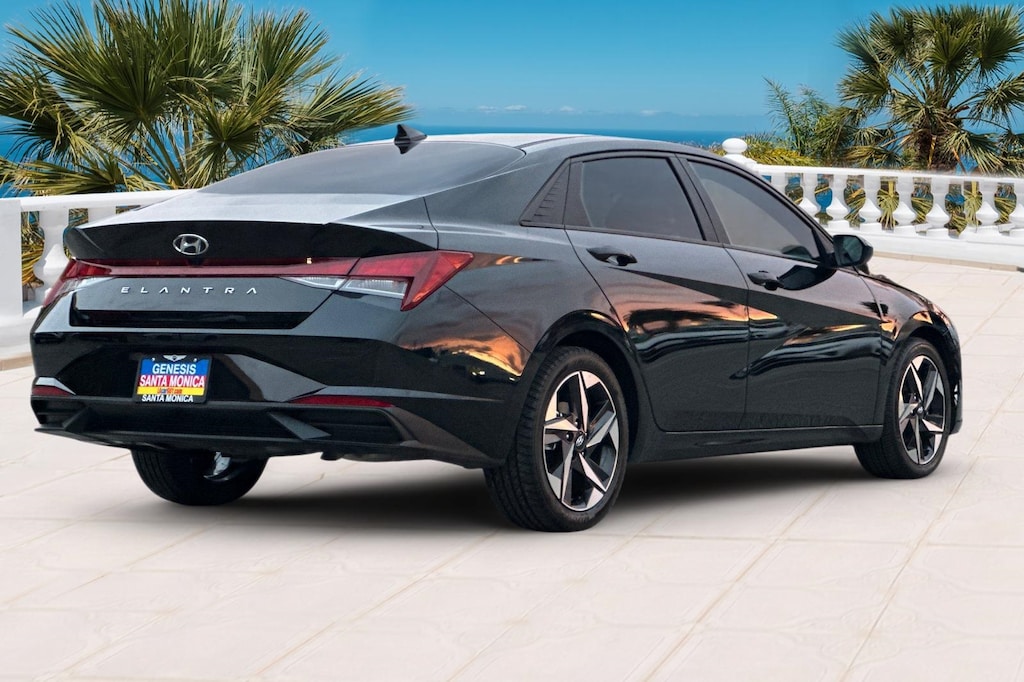 2023 Hyundai Elantra SEL photo 3