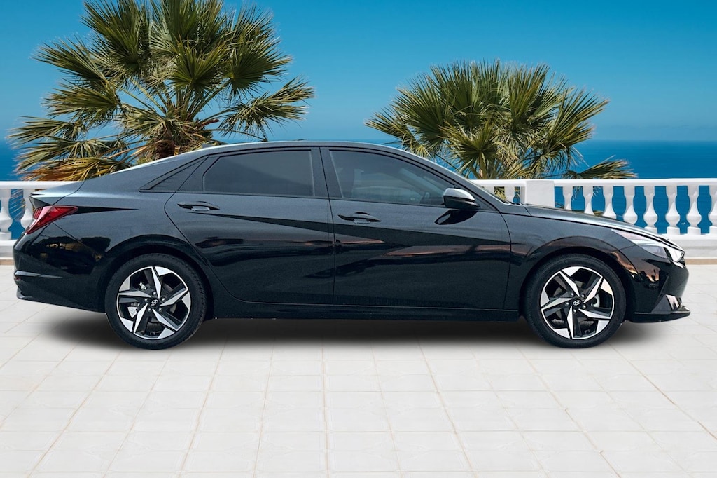 2023 Hyundai Elantra SEL photo 2