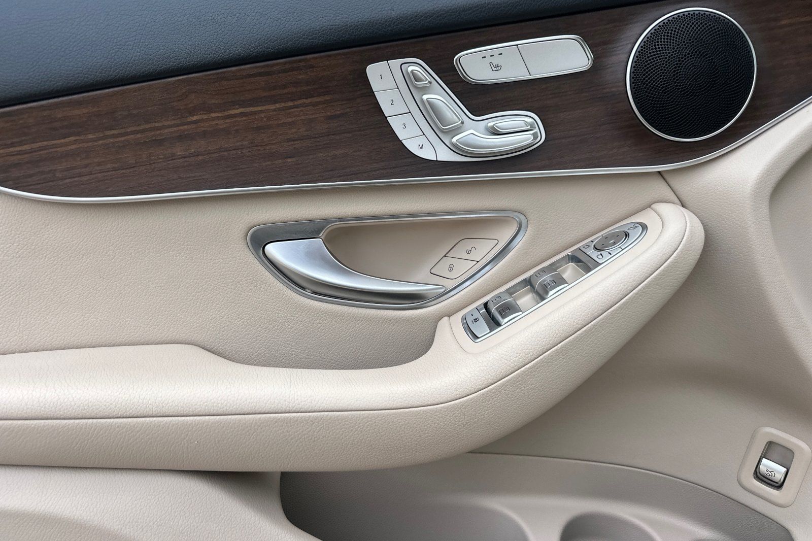 2021 Mercedes-Benz GLC GLC300 - Photo 13