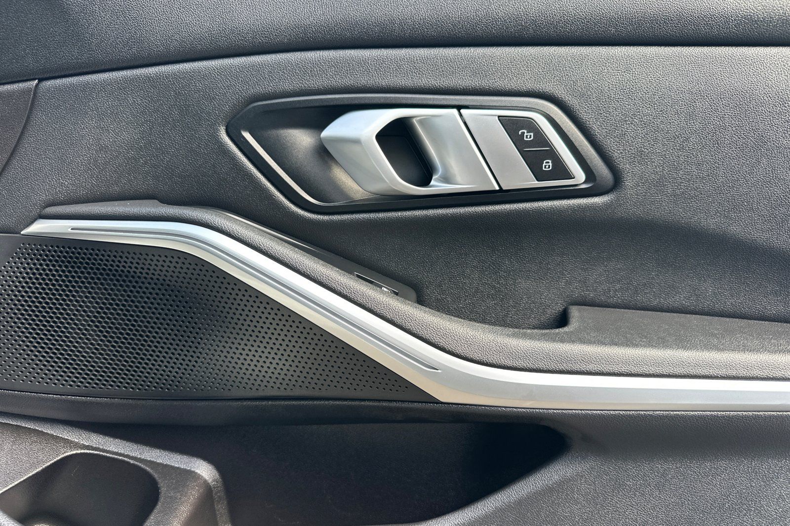 2021 BMW 3 Series 330e - Photo 19
