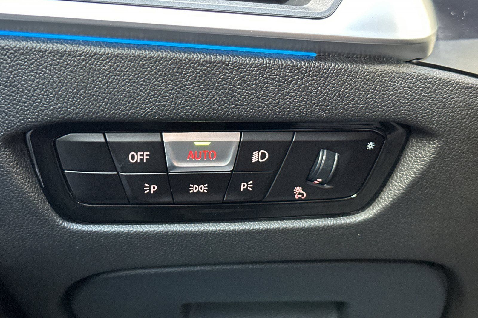 2021 BMW 3 Series 330e - Photo 34