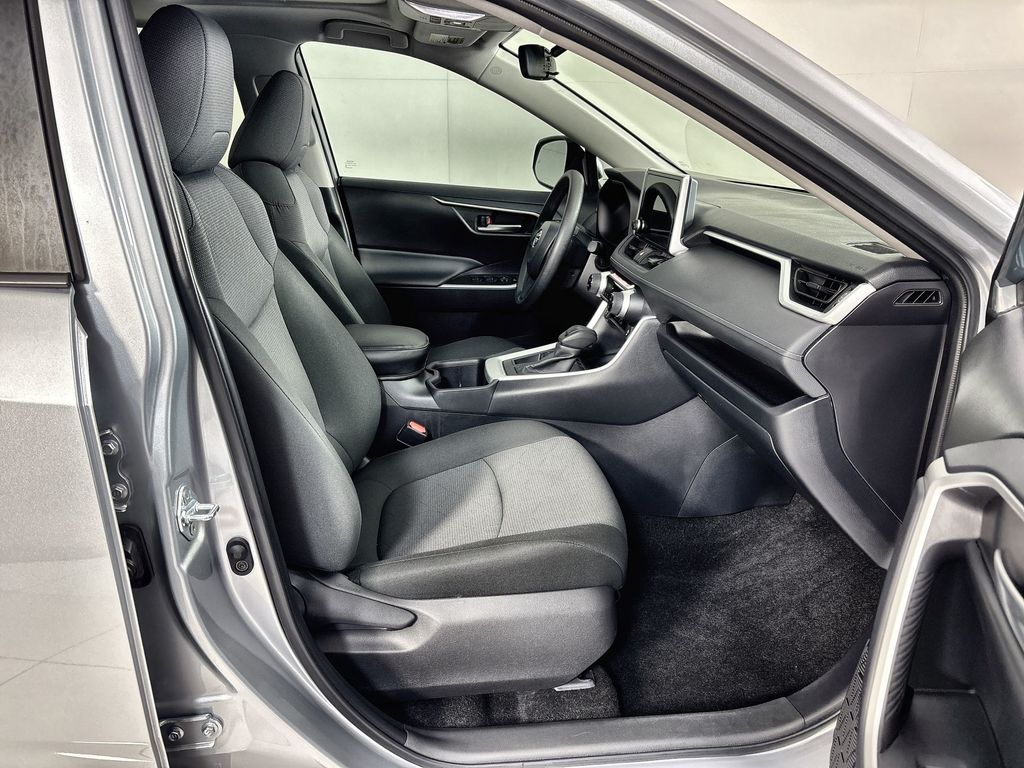 2025 Toyota RAV4 XLE - Photo 26