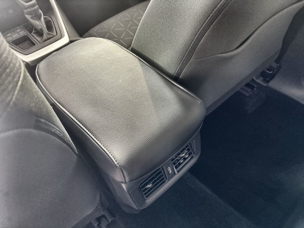 2025 Toyota RAV4 XLE - Photo 23