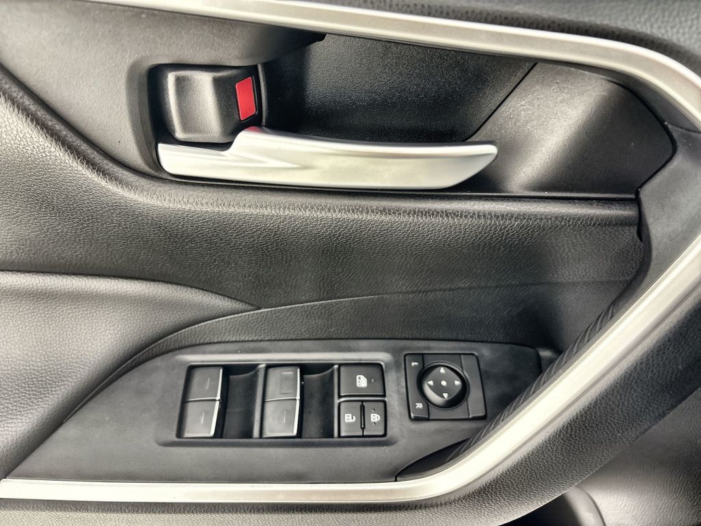 2025 Toyota RAV4 XLE - Photo 15