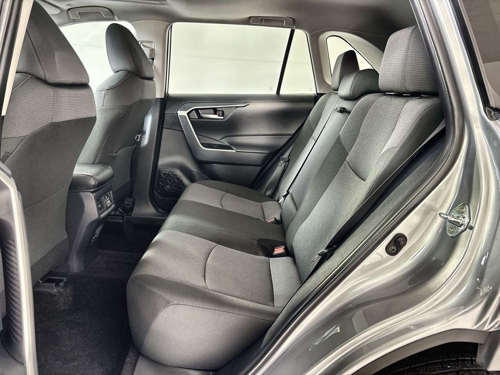 2025 Toyota RAV4 XLE - Photo 25